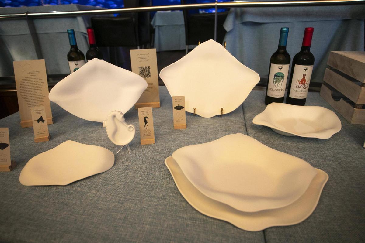 Los platos tienen forma una especie de raya del Mediterráneo y de caballito de mar, ambos en peligro de extinción