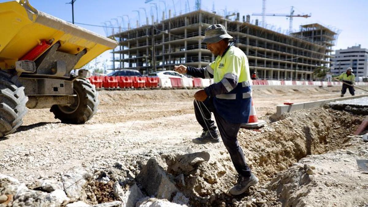 Un empleado trabaja en el vial de la avenida Cataluña de Zaragoza, en plena fase de urbanización.  | MIGUEL ÁNGEL GRACIA