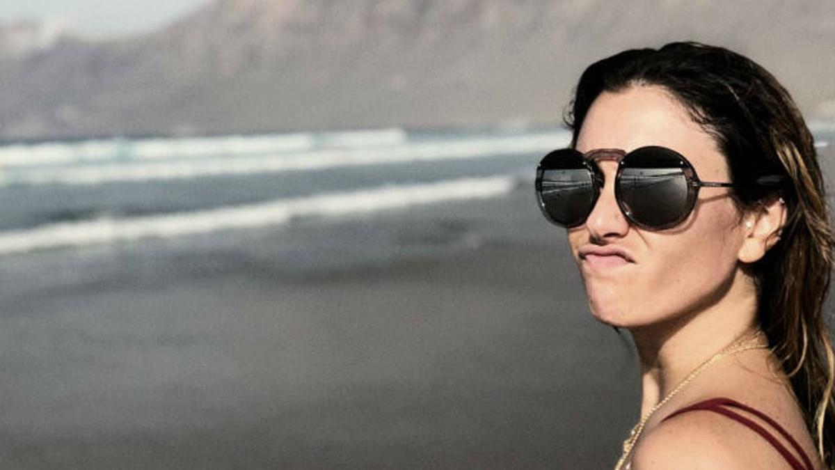 Blanca Suárez con bikini de Women'secret y gafas de sol de Emporio Armani en la playa