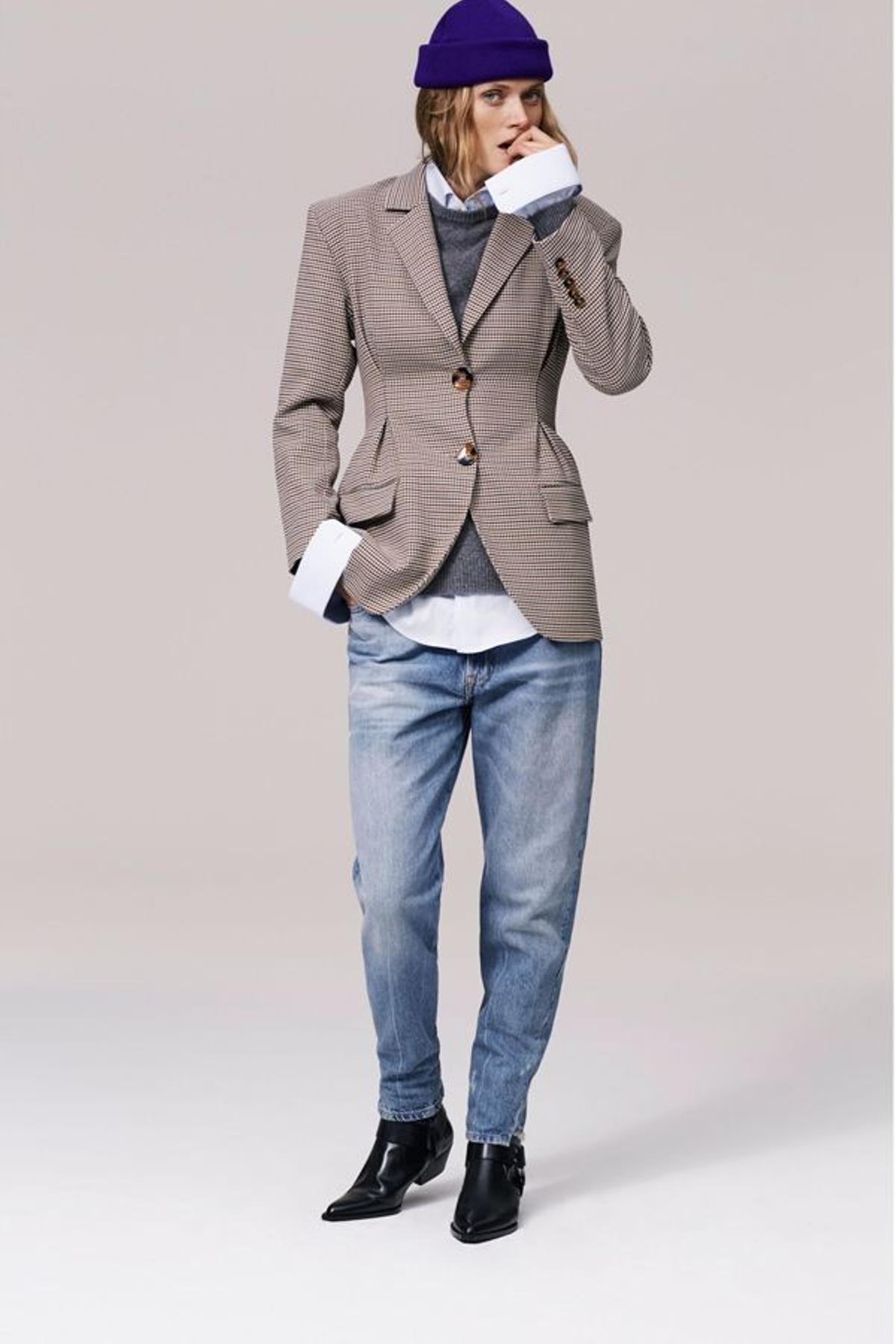 Campaña timeless de Zara: modelo con blazer, camisa y jeans masculinos