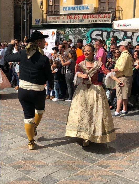 Dansà de falleras mayores en la Plaza Dr Collado