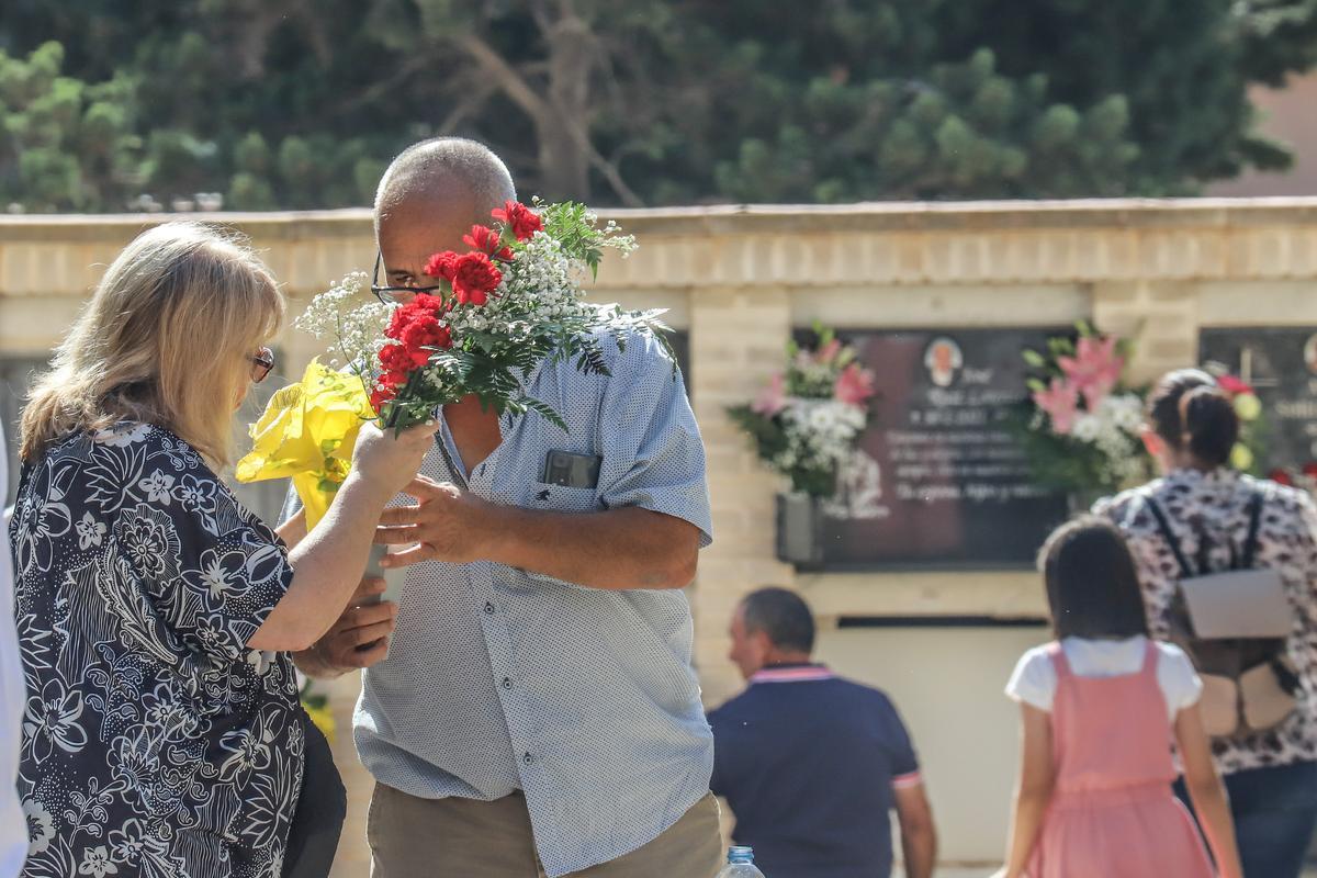 Miles de oriolanos se han acercado al cementerio a honrar a sus difuntos Miles de oriolanos se han acercado al cementerio a honrar a sus difuntos