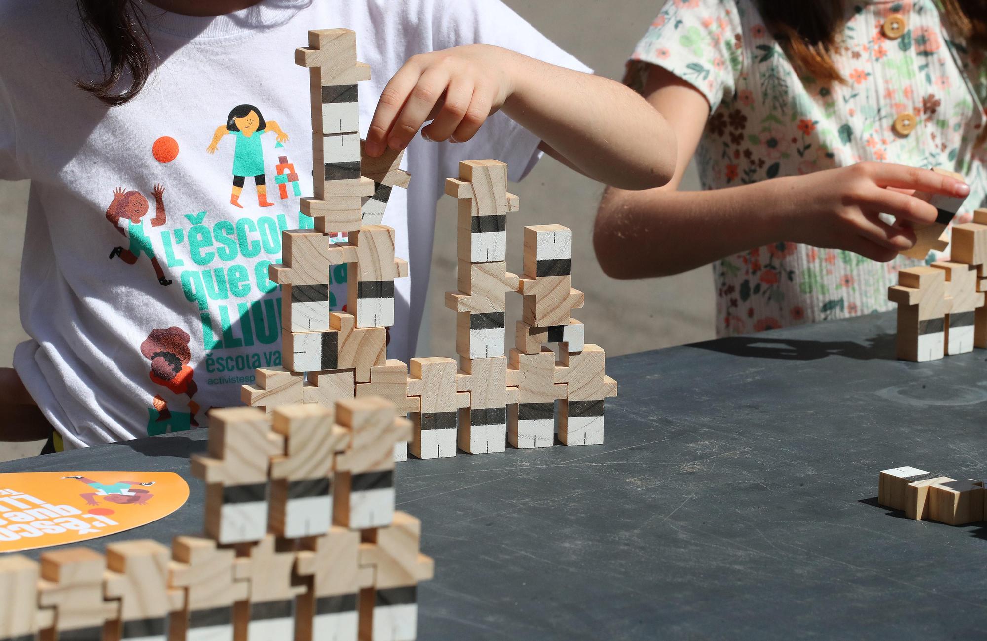 Miles de niños y sus familias viven la fiesta por la lengua en les trobades de Rafelbunyol y Almenara