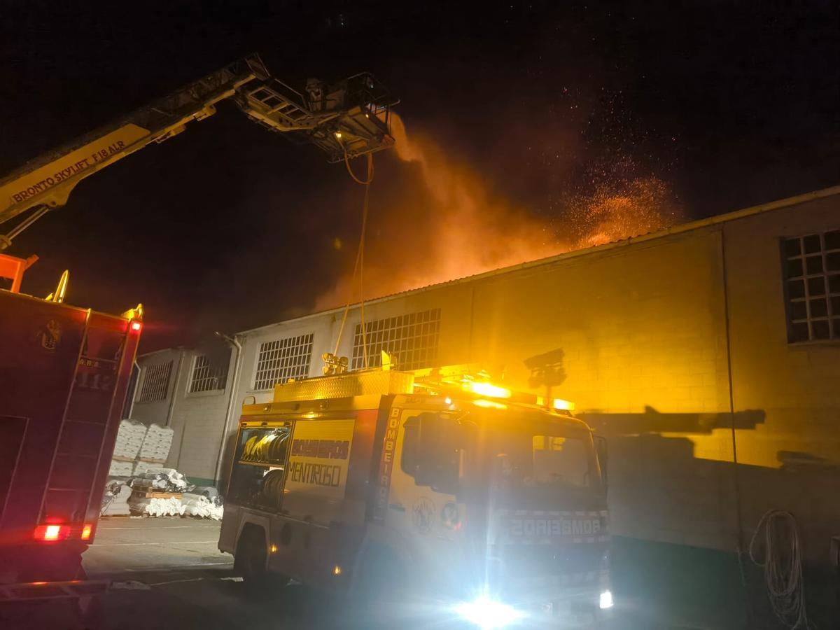 Labores de extinción del incendio en la nave de almacentamiento de CLUN en Mazaricos