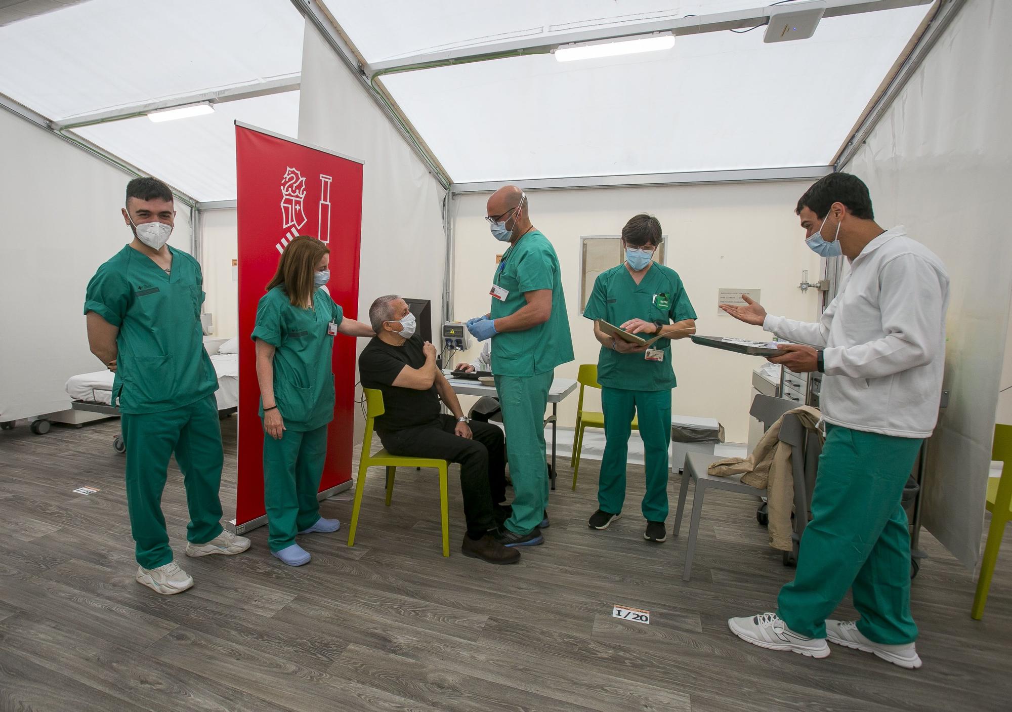 Comienza la vacunación masiva en el hospital de campaña de Alicante