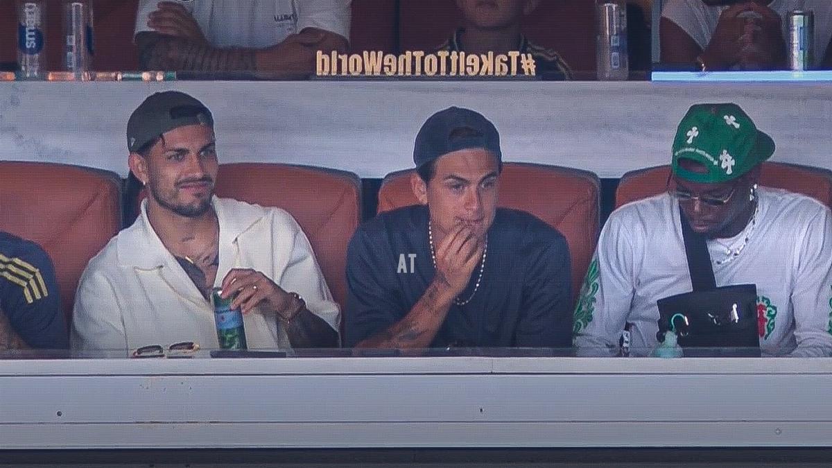 Pogba, junto a Dybala y Paredes, viendo el Boca Juniors - Benfica