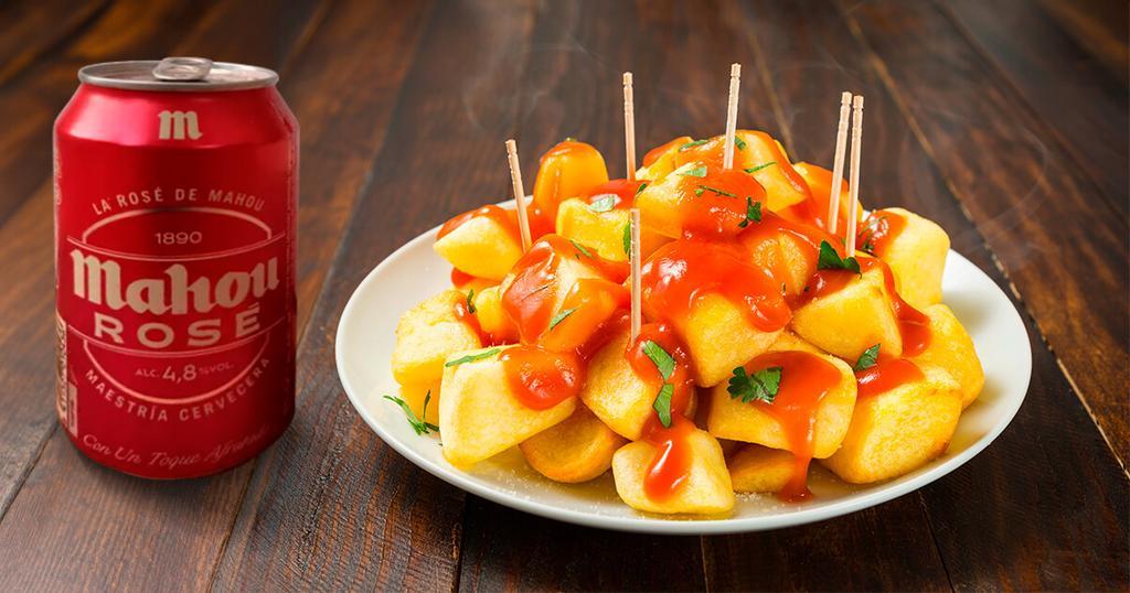Patatas bravas con Mahou Rosé