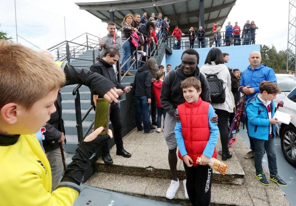 Las gradas de A Madroa se llenan de aficionados en el primer entrenamiento a puerta abierta del Celta después de caer eliminado ante el Manchester United