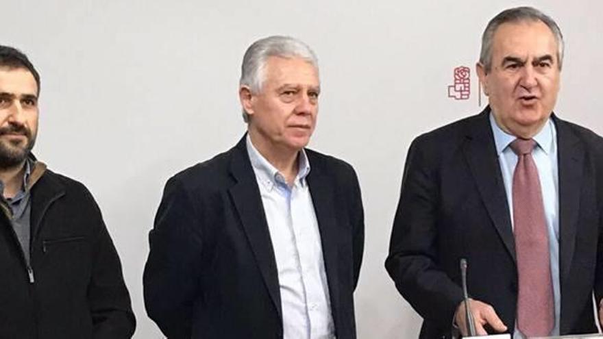 Los representantes del PSOE exponen la iniciativa parlamentaria.