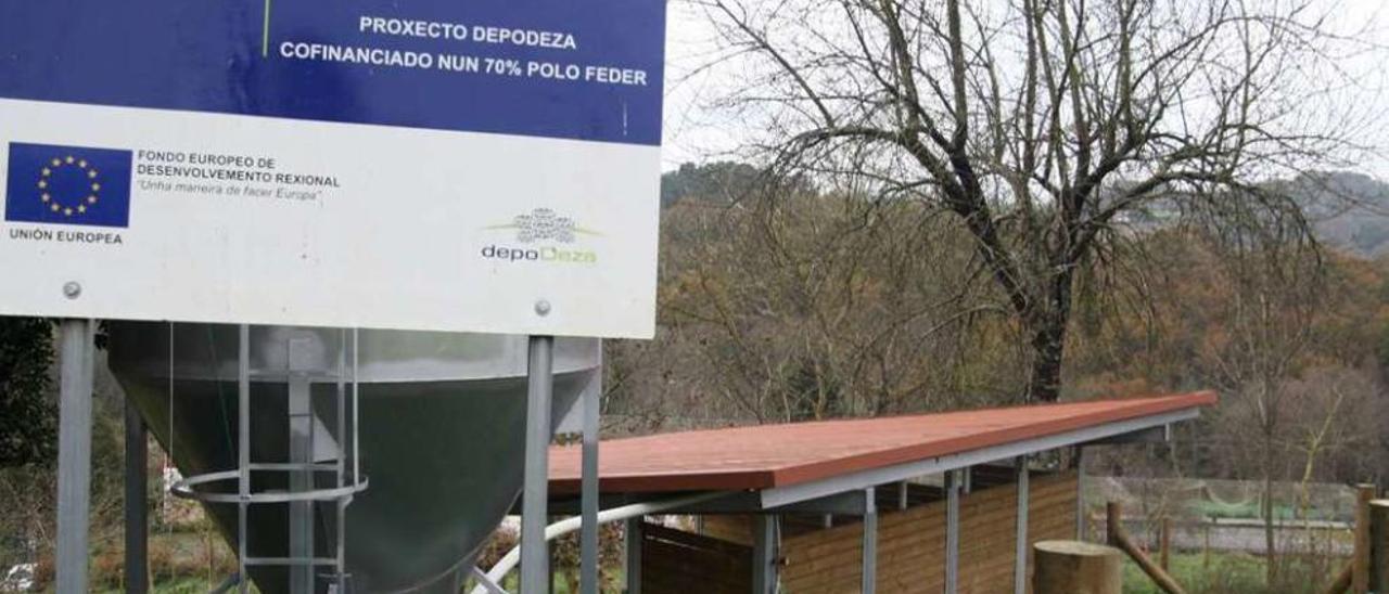 Granja construida en la finca de Mouriscade para la cría de los animales. // Bernabé/Gutier