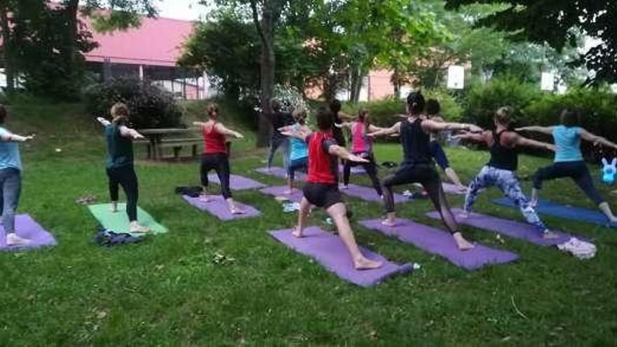 Yoguis al aire libre en Cangas de Onís