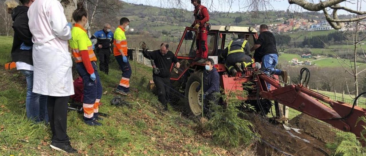 Bomberos y servicios sanitarios trabajan para liberar el cuerpo del fallecido en Tineo.