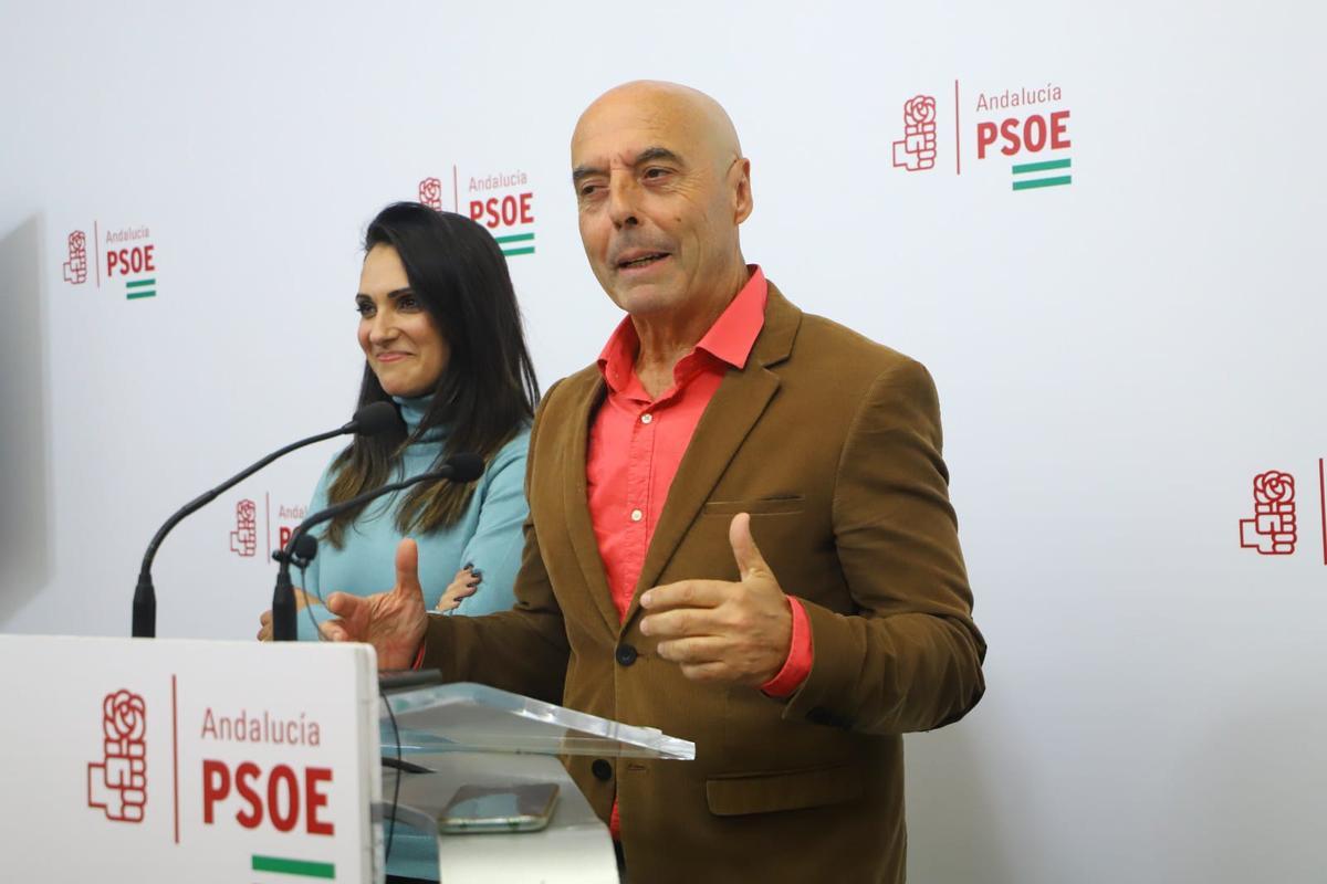 Antonio Hurtado da el primer discurso como candidato socialista a la Alcaldía de Córdoba junto a Carmen González.
