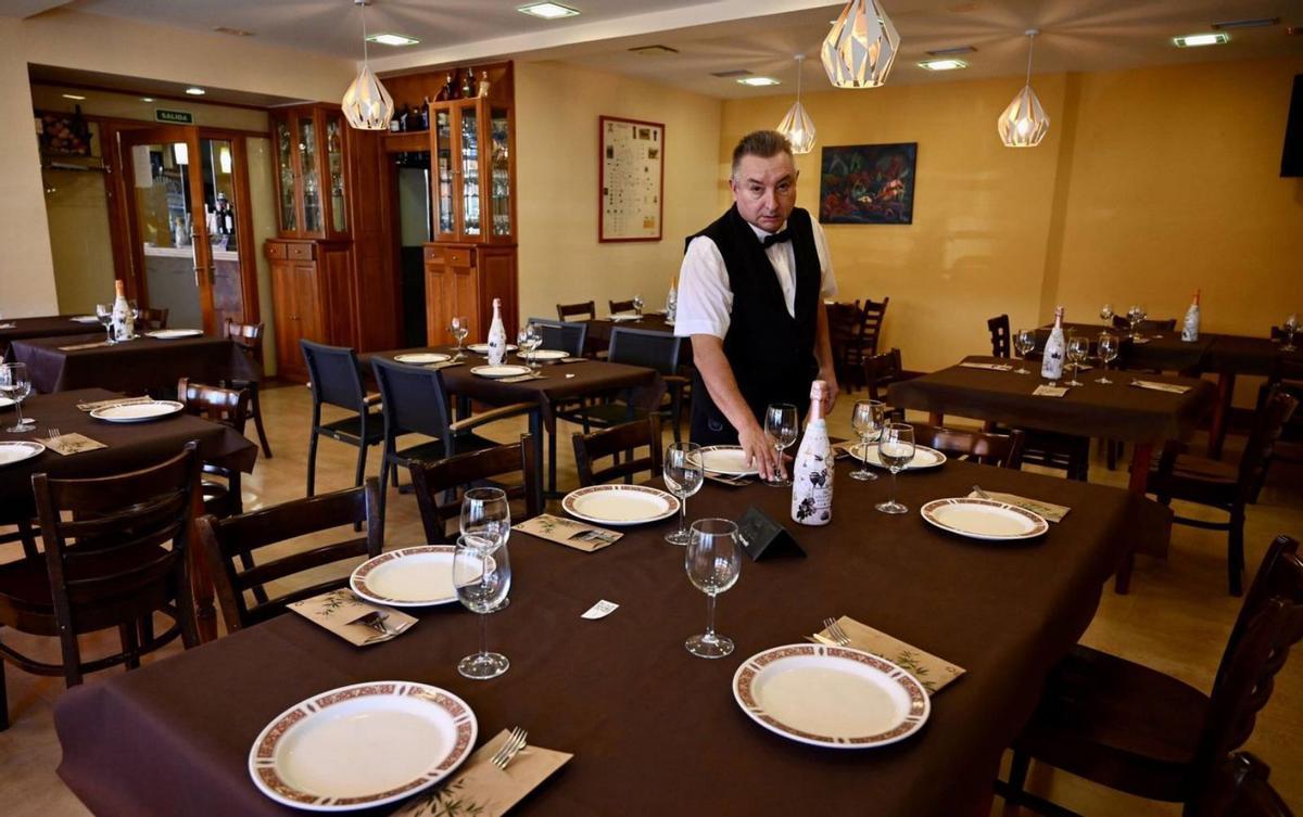 Un camarero de Casa Digna, en el comedor para recibir a los clientes. | Rafa Vázquez