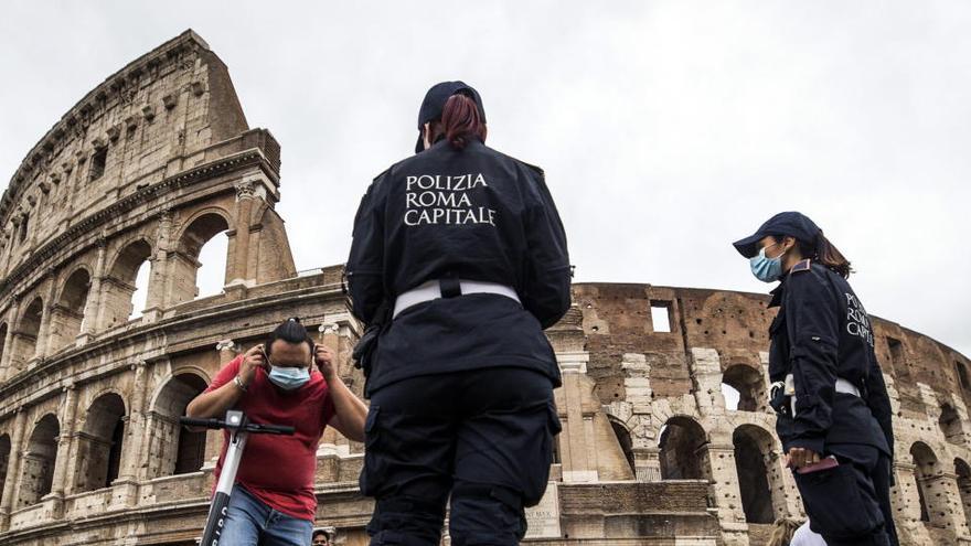 Agentes de policía en el Coliseo de Roma.