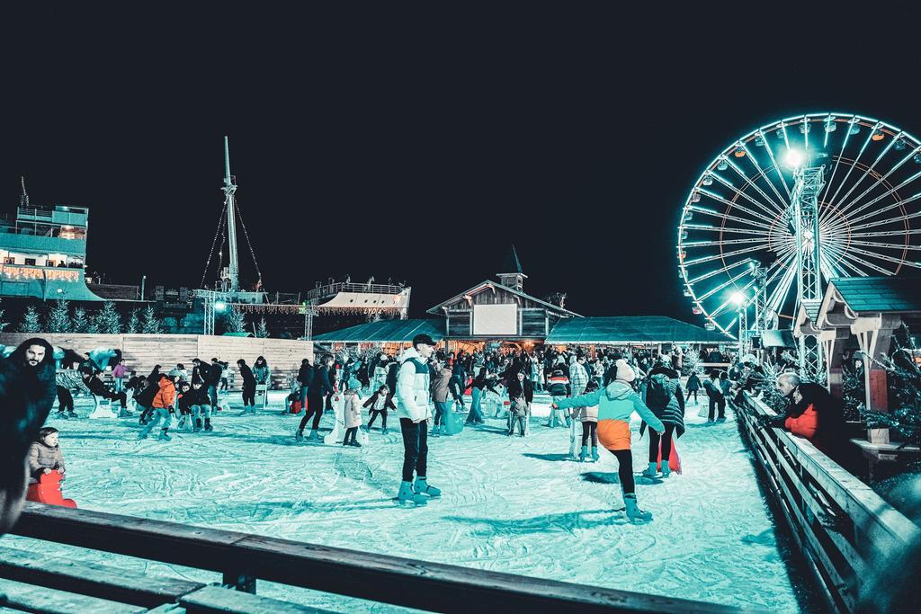 También podremos disfrutar de un rato de patinaje sobre hielo en esta impresionante pista 