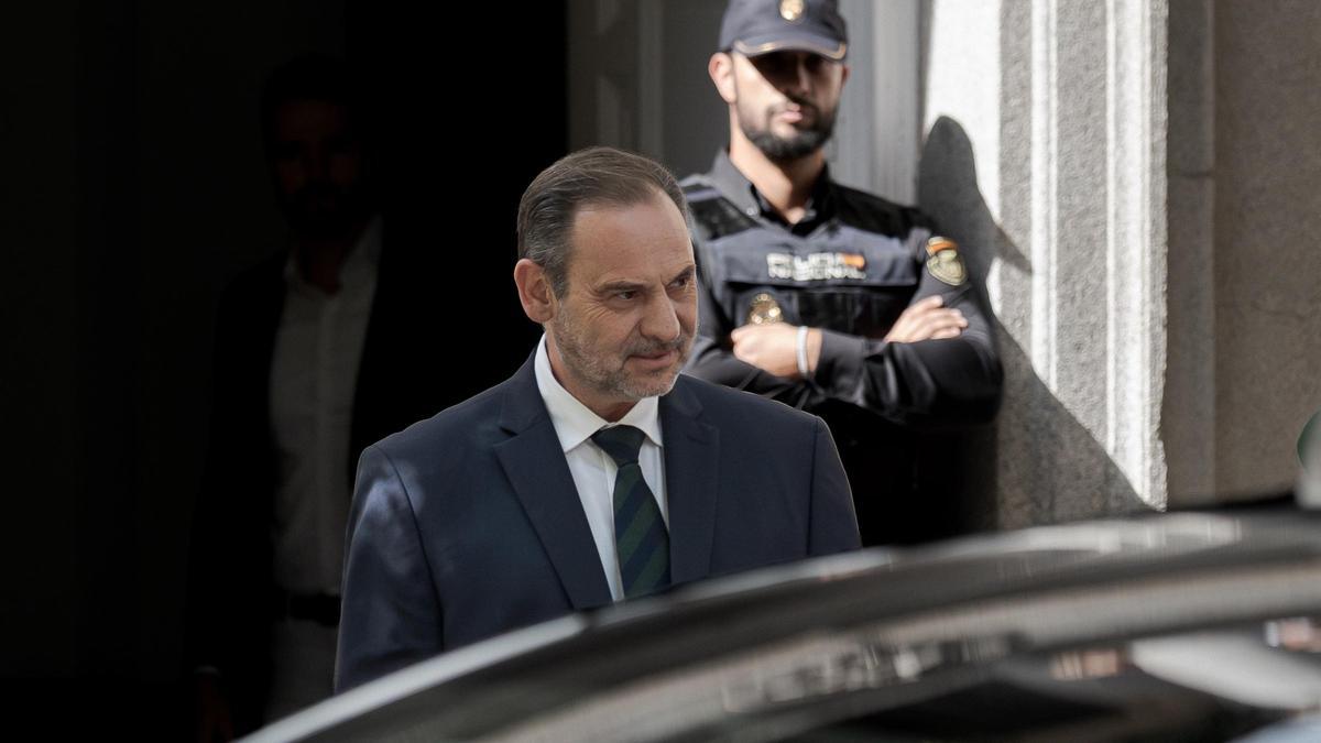 El exministro de Transportes José Luis Ábalos, a su salida del Tribunal Supremo, a 15 de octubre de 2025, en Madrid (España).