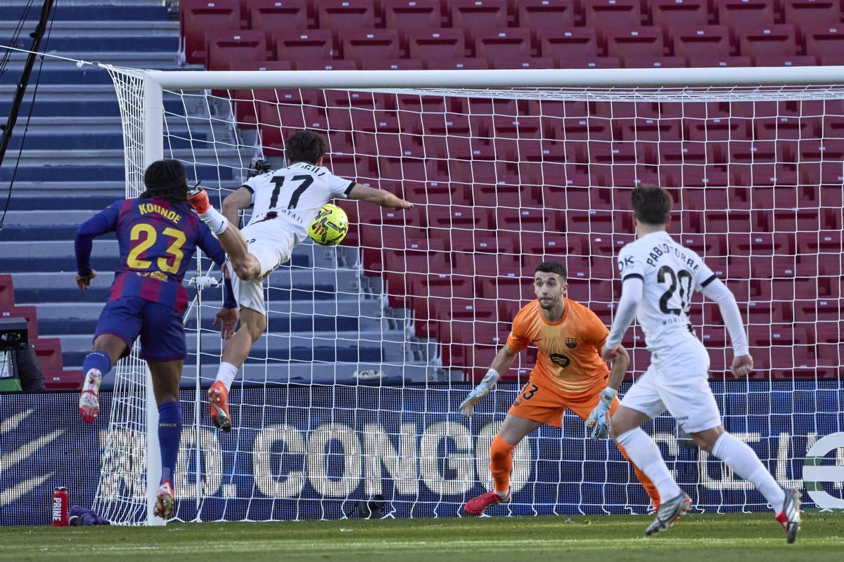 Koundé vio como Jan Virgili le ganó en ocasiones la partida frente al Mallorca