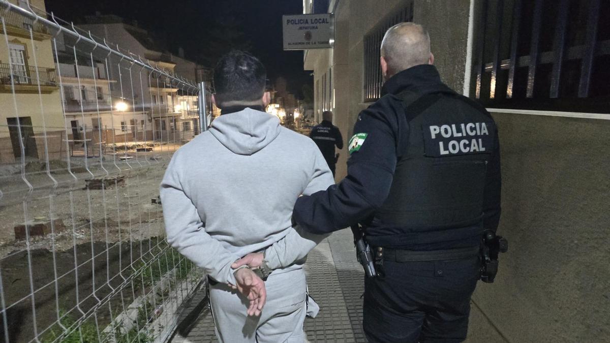Imagen de la detención de un supuesto ladrón por la Policía Nacional.