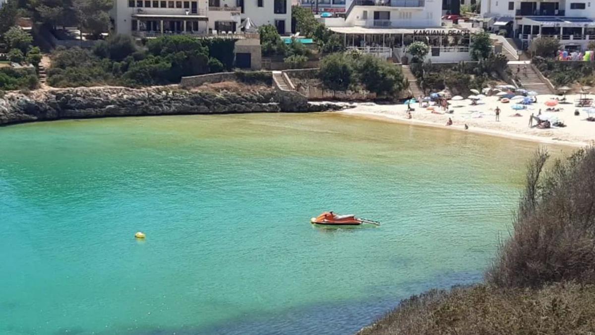 Aspecto que presentaba el agua de Cala Marsal el pasado lunes.