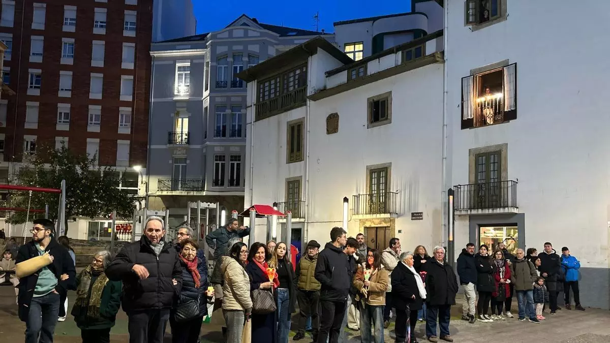 Devoción y silencio: Luarca vive con recogimiento el paso del Cristo del Perdón en su procesión