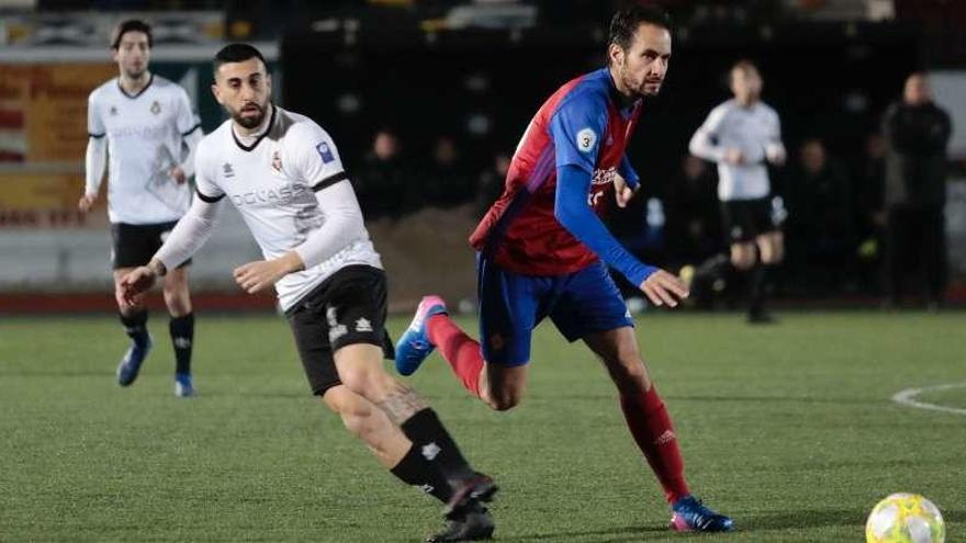 Cristian pelea un balón con un jugador del Ceares en el último partido del Caudal en Mieres.