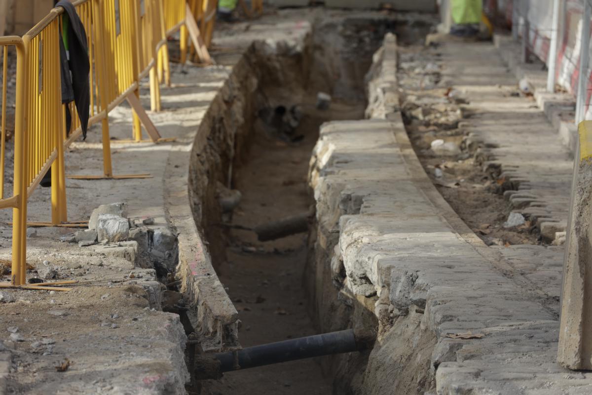 Detalle de una de las vías de tranvía halladas durante las obras de la Rambla