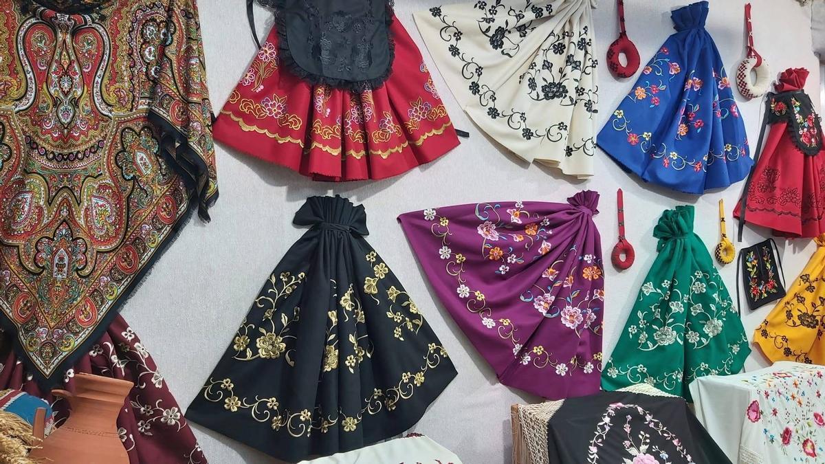 FOTOGALERÍA | Así luce el nuevo escaparate 'extremeño' de Retales Manolo en Cáceres