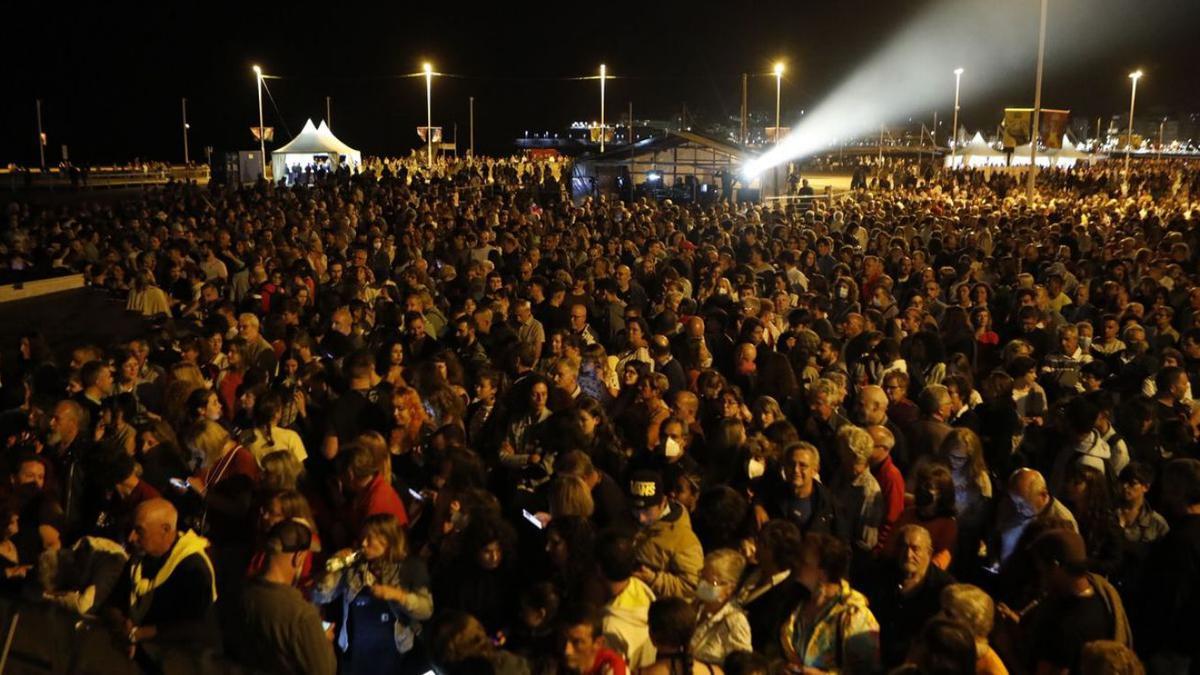 Asistentes al concierto, ayer, en la explanada de Poniente. | Fernando Rodríguez |   FERNANDO RODRÍGUEZ