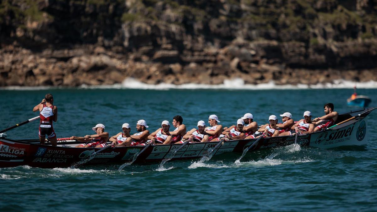 La tripulación de Bueu en pleno esfuerzo durante la bandera de ayer en Orio.