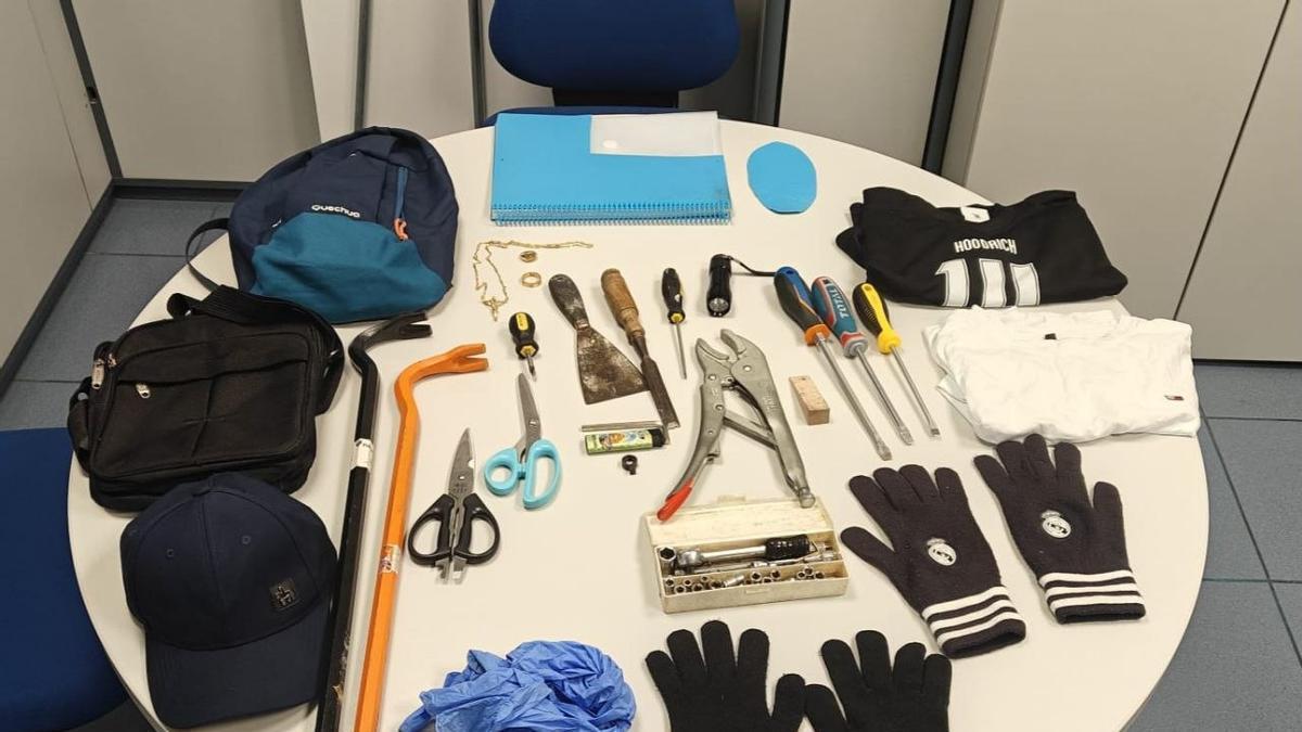 Les eines trobades a l'interior del vehicle