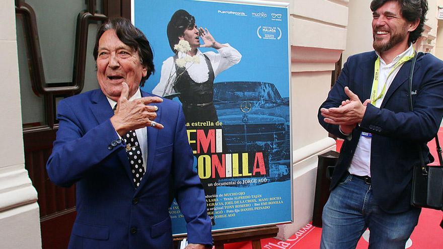 Emi Bonilla y Jorge Agó, ayer en la puerta del Teatro Echegaray, momentos antes del estreno del documental.