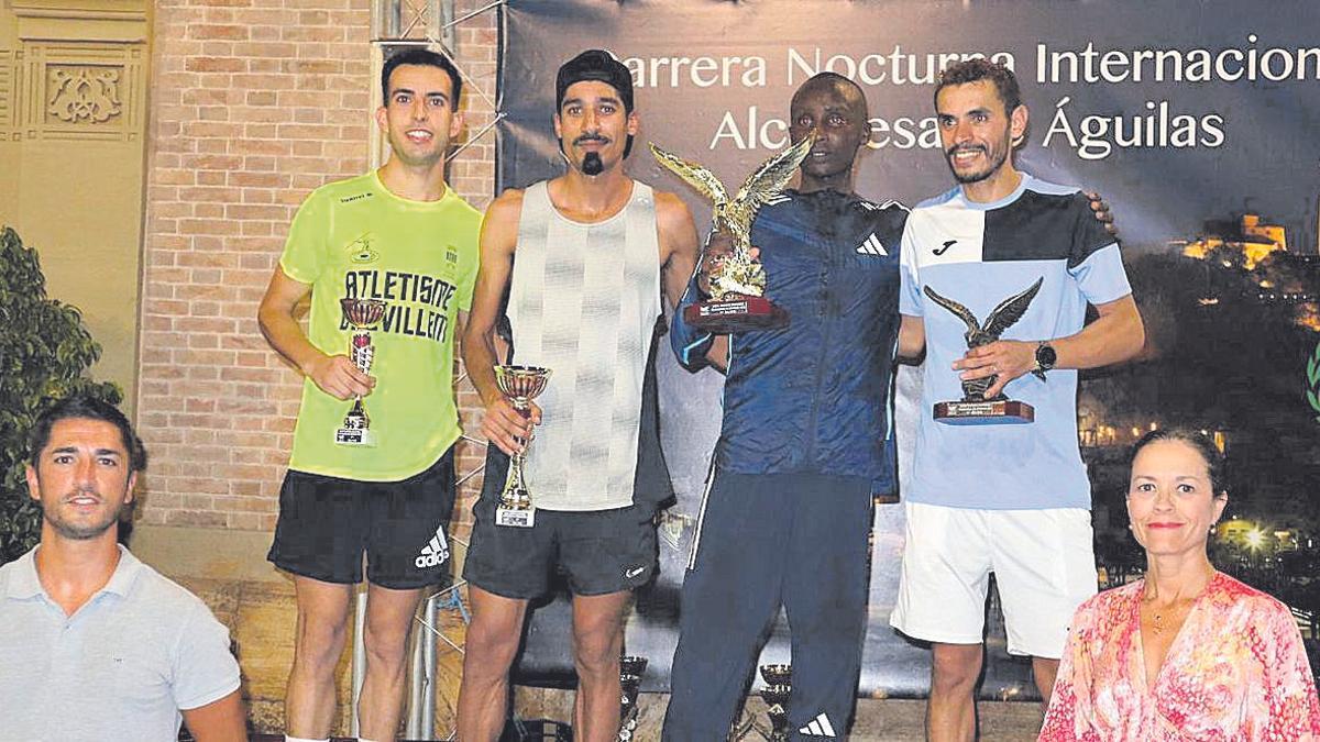 El keniata Alfres Cheruiyot, vencedor absoluto, recoge su premio, liderando el podio masculino