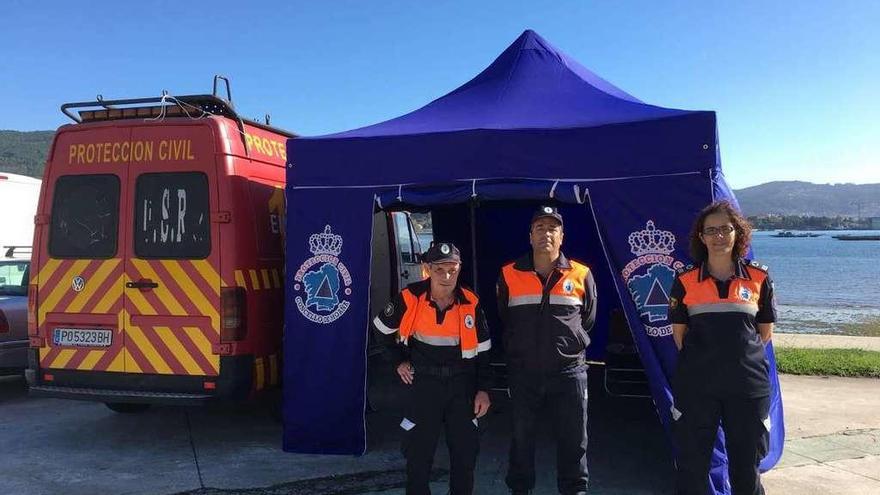 Tres voluntarios de Protección Civil con el nuevo hospital de campaña. // S.A.