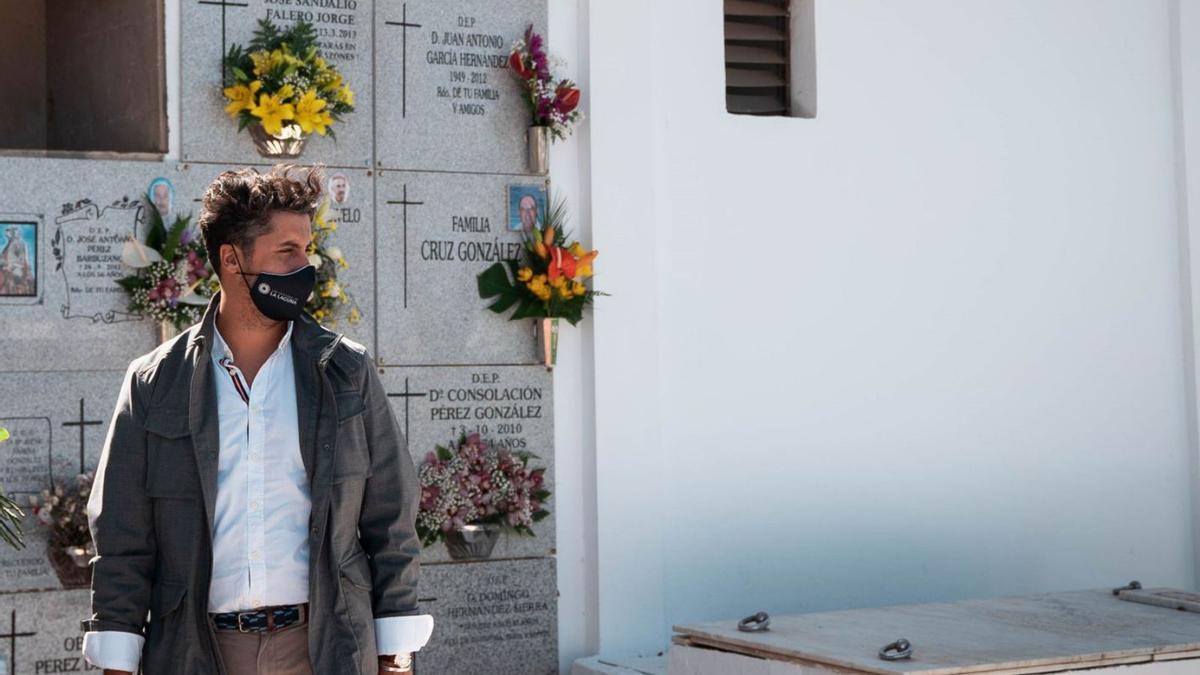 El alcalde de La Laguna, Luis Yeray Gutiérrez, en una visita a un cementerio municipal.