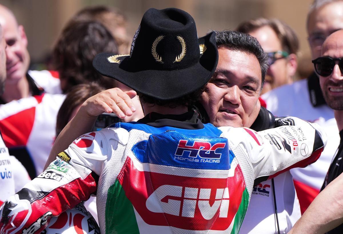 Àlex Rins (Honda) se abraza con el nuevo jefe técnico de Honda, Ken Kawauchi, con el que ya había ganado en Austin, con Suzuki.