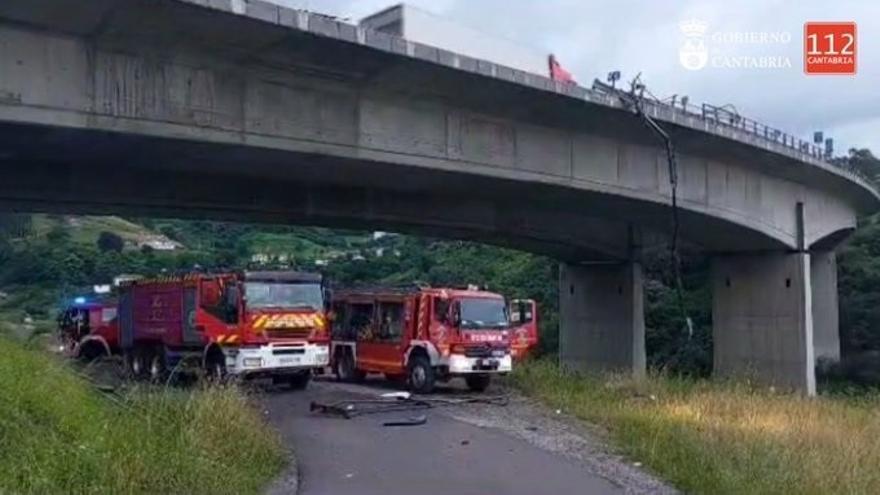 VÍDEO: Fallece calcinado el conductor de un camión de una empresa asturiana tras caer desde un viaducto de la A-8 en Ontón (Cantabria)