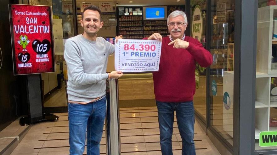 Benjamín y Andrés Martínez posando con el número agraciado. // FdV