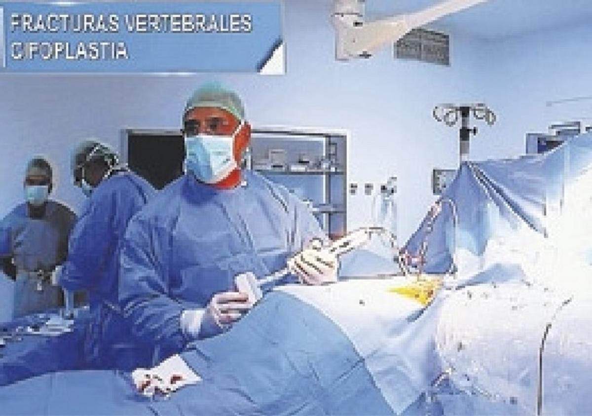 El doctor Vega Curiel realiza la introducción del balón en una cifoplastia.