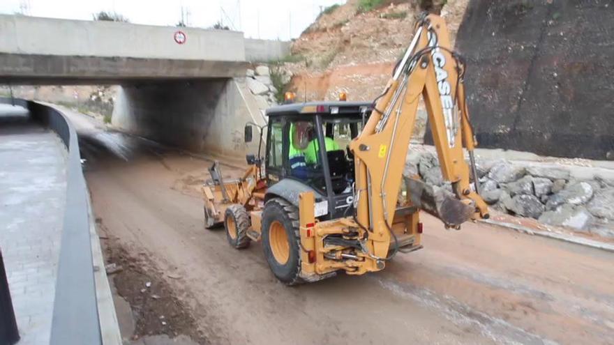 La grúa retira un coche enterrado por las lluvias en la partida de El Moralet