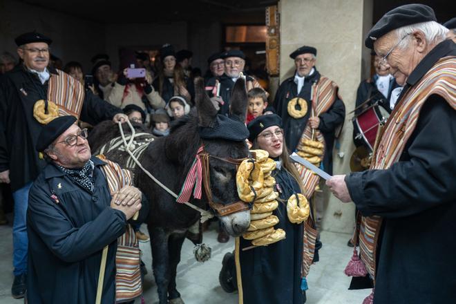 GALERÍA | La cofradía del Cencerro y su burro Bolinche, en imágenes