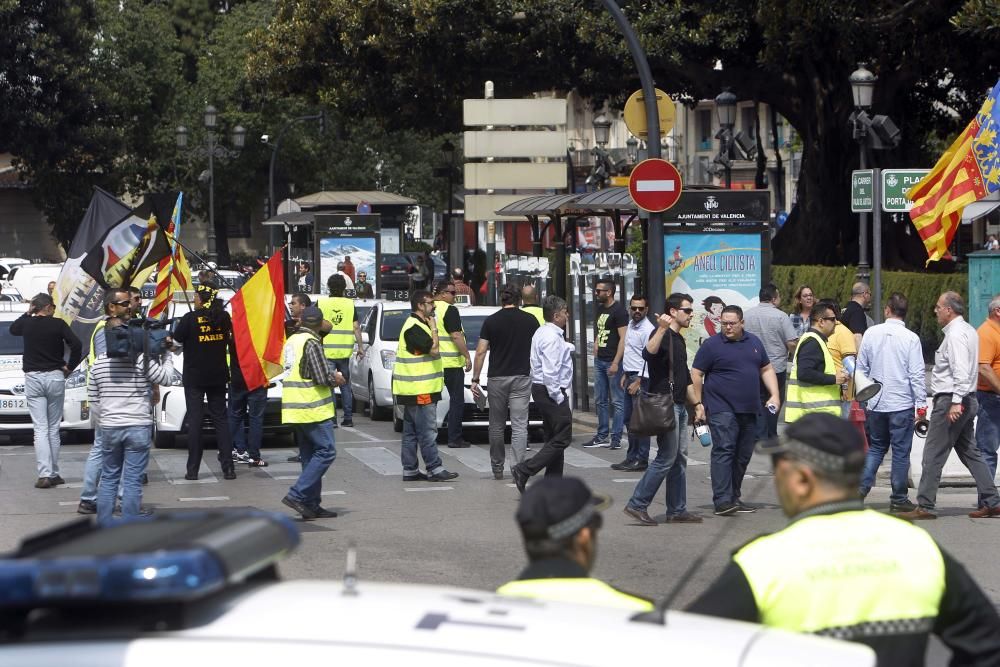 Los taxistas marchan contra los coches con conductor