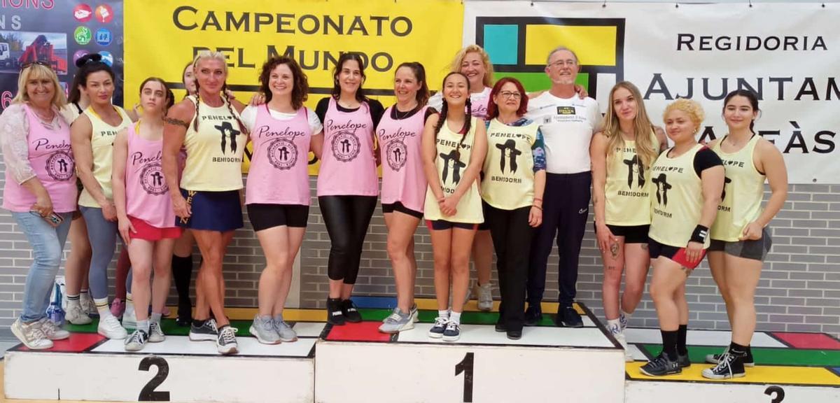 Diana Vilches. en el centro. con el equipo mujeres press banca.