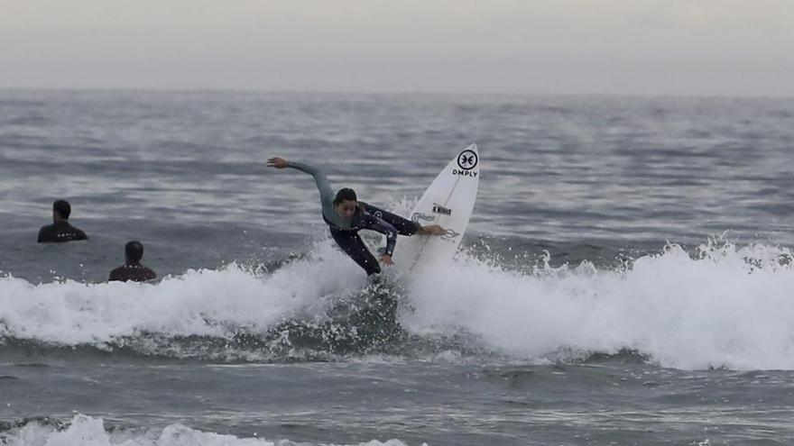 Las escuelas de surf de Asturias preparan su reapertura