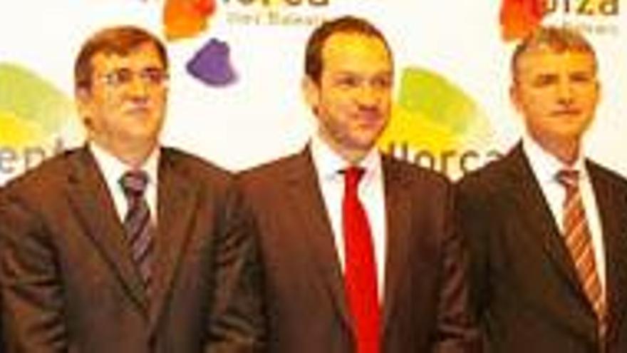 Los representantes de los principales turoperadores, ayer en Fitur con las autoridades de Menorca y del Govern balear.