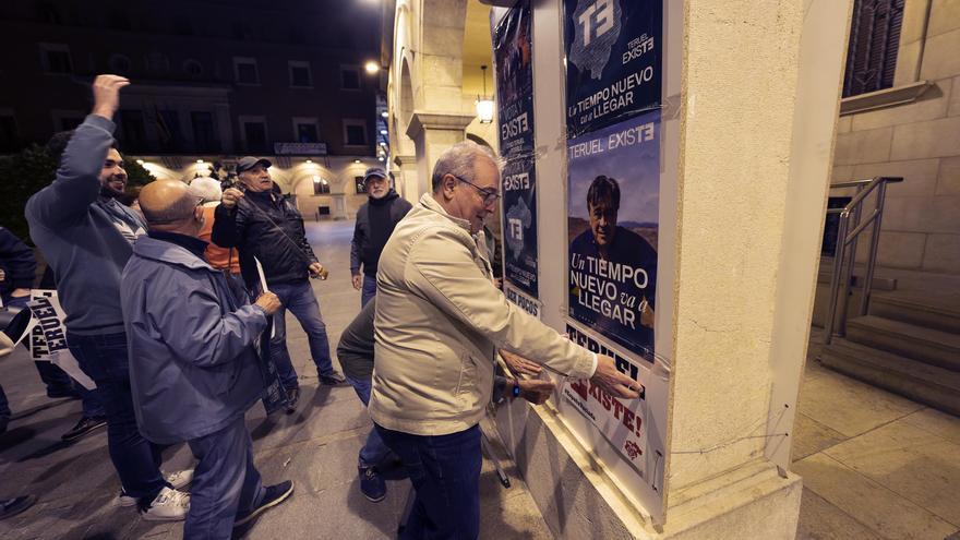 La tradicional pegada de carteles da el pistoletazo de salida a los comicios del 28M