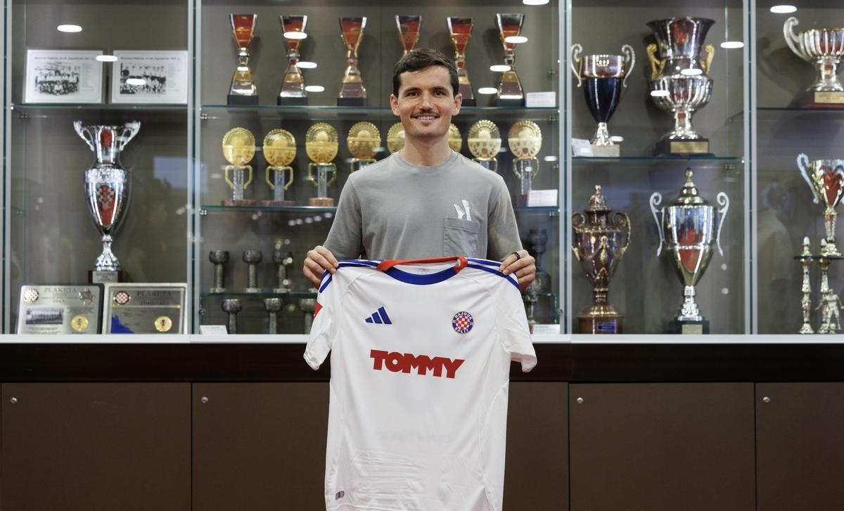 Guillamón posa con la camiseta de su nuevo equipo