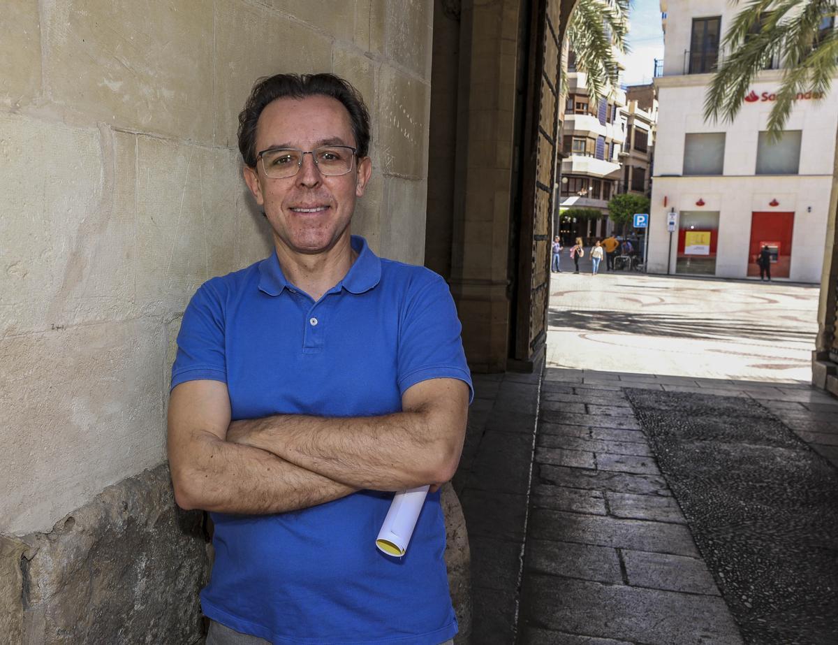 El candidato de ERPV, Josep Perucho, en las inmediaciones de la Plaça de Baix.