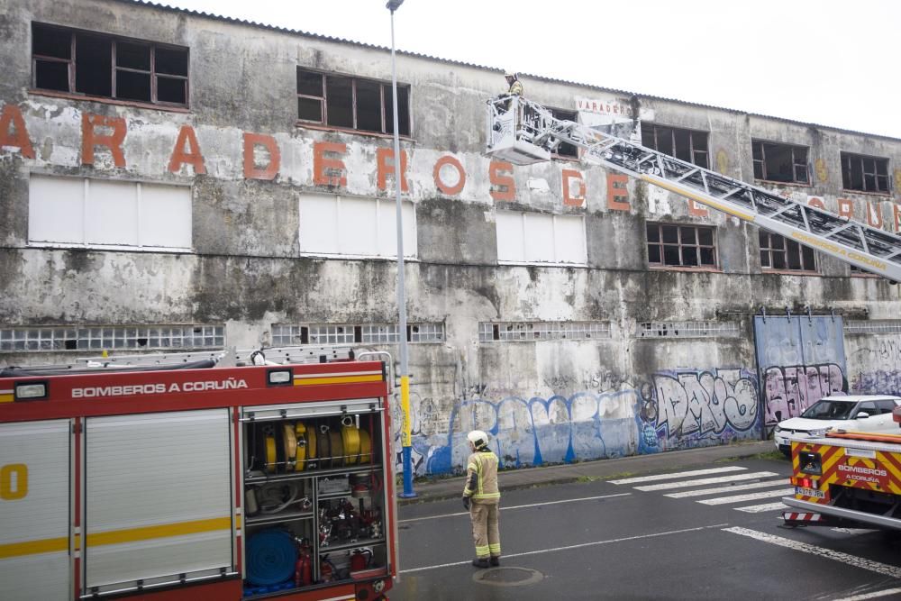 Los Bomberos acudieron a apagar un fuego en las instalaciones afectadas, abandonadas.