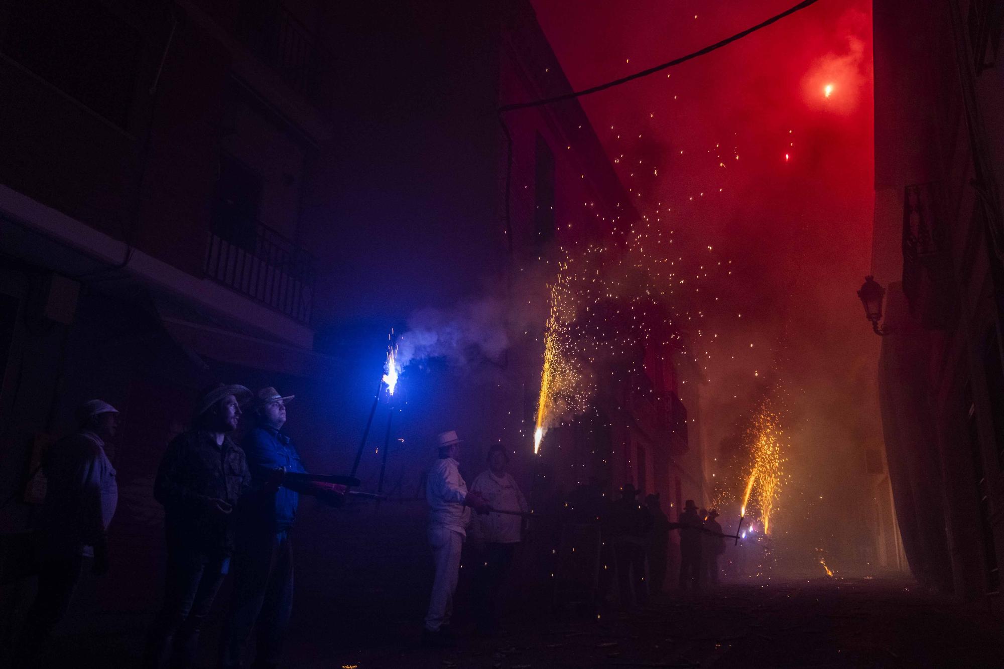 Así ha sido el pasacalle de cohetes de lujo en Paterna